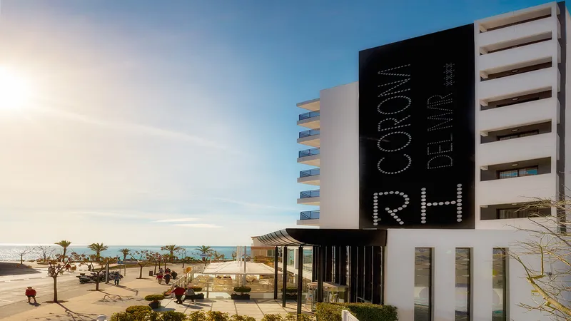 Corona del Mar: The hotel, Hotel with RH Corona del Mar sign by the promenade