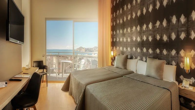 RH Princesa: Twin room, Twin beds, desk and balcony with sea view