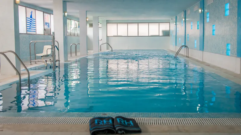 RH Princesa: Indoor pool, Indoor pool with steps and handrails