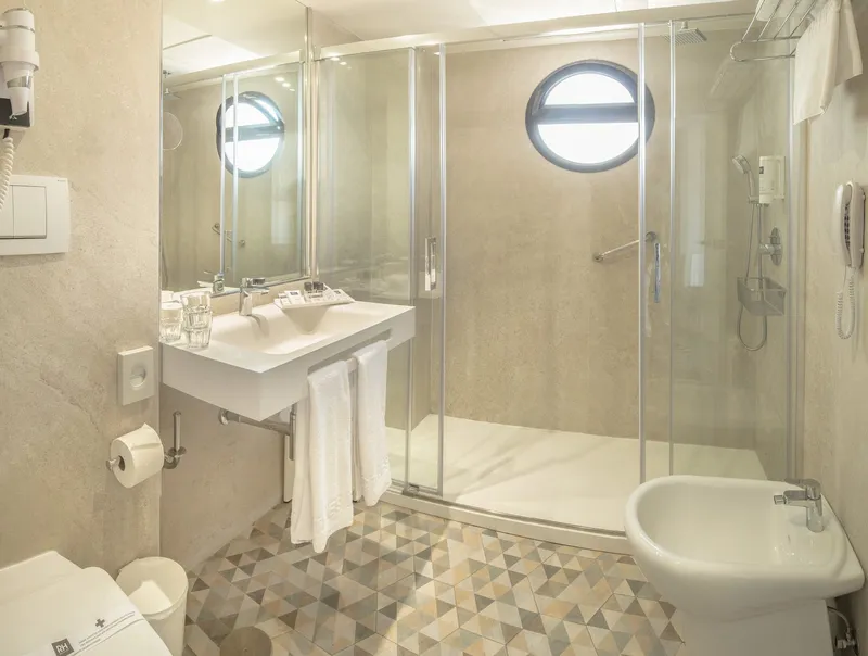 RH Princesa: Bathroom, Glass shower, basin and porthole window