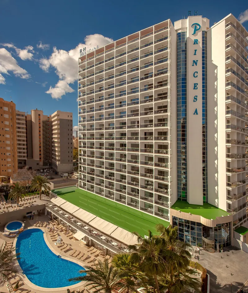 RH Princesa: The hotel, Hotel tower with pool and lawn below