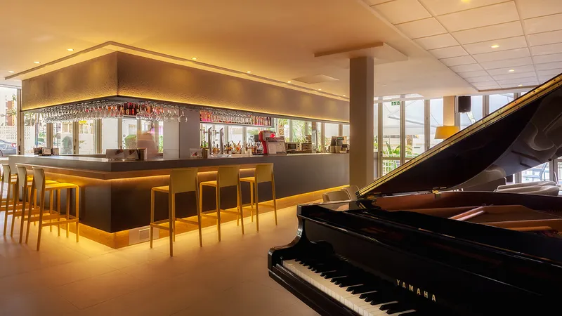 RH Princesa: Piano bar, Bar counter with stools and a grand piano