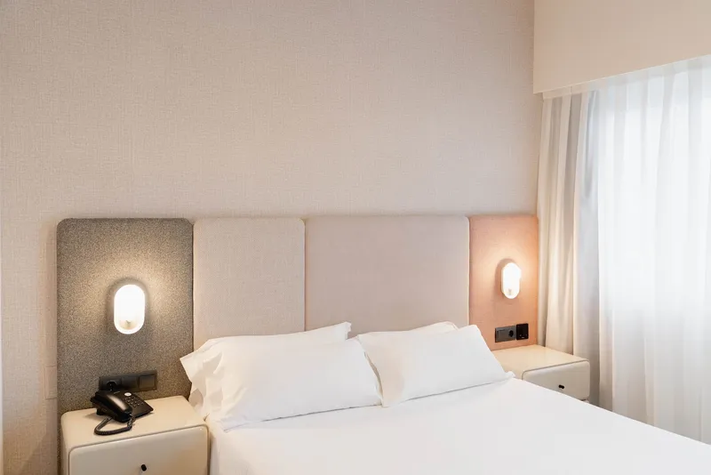 RH Royal: Double room, Double bed with padded headboard and reading lights