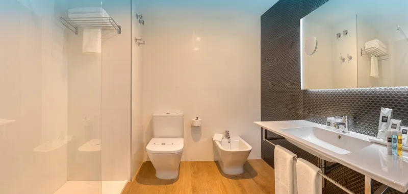 RH Royal: Bathroom, Walk-in shower, toilet, bidet and long basin