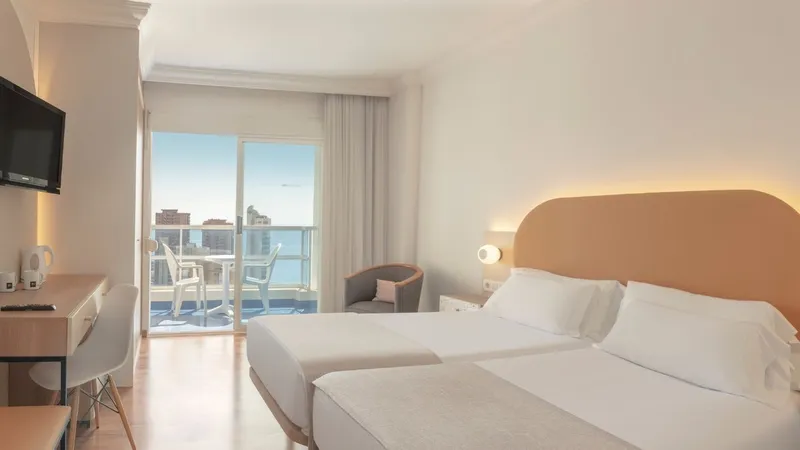 RH Victoria: Twin room, Twin beds with balcony doors and a view of the towers
