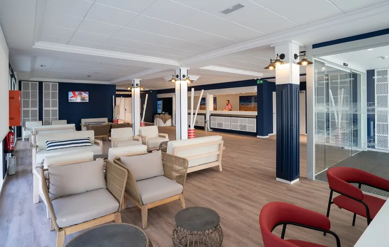 Riudor: Lounge, Lounge with armchairs, sofas and reception desk