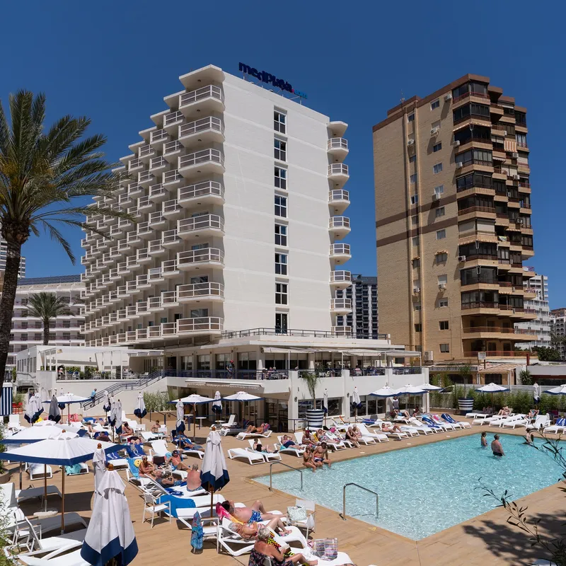 Riudor: Pool, Busy pool and parasols below the hotel building