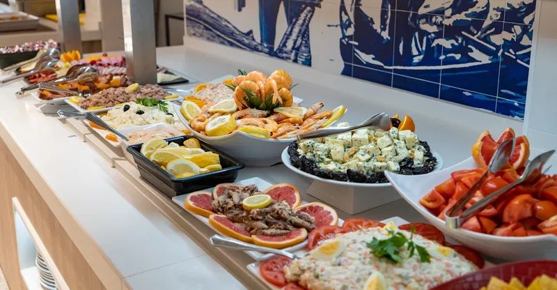 Riudor: Buffet, Buffet counter with salads, fruit and cold dishes
