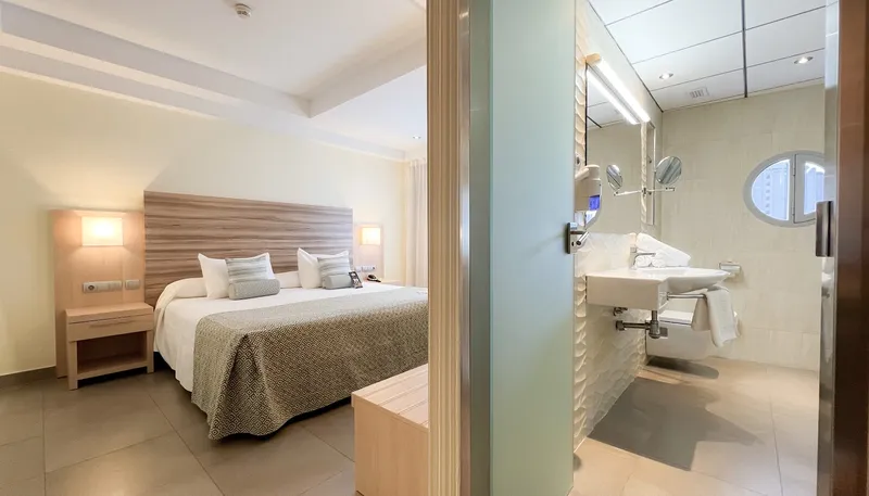 Riviera: Double room, Double bed with open door to the bathroom