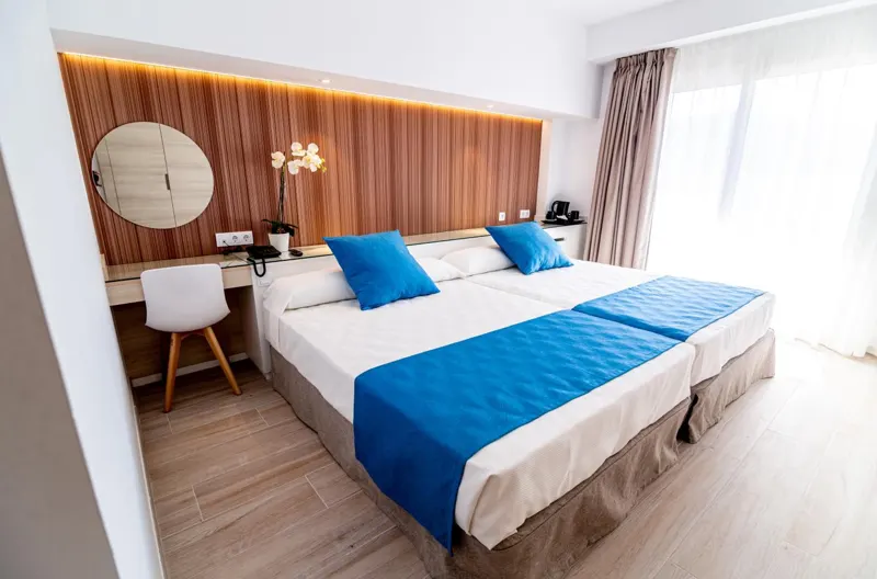 Double room with two beds and a desk