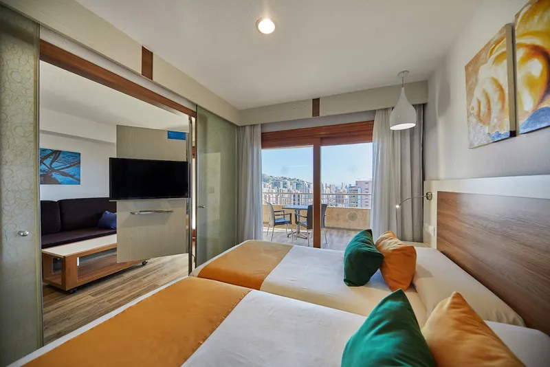 Sandos Suites: Suite, Twin beds with lounge and balcony beyond