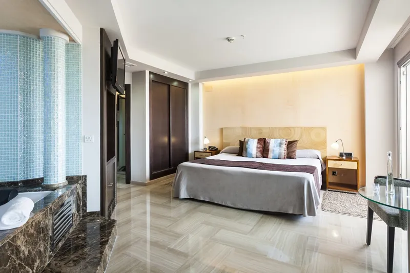 Sandos Monaco: Double room, Double bed, wardrobe and a corner hot tub