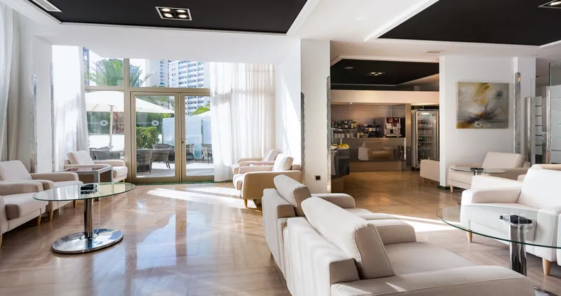 Sandos Monaco: Lobby lounge, White sofas and armchairs in a bright lounge