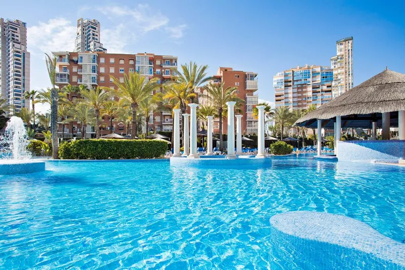 The lagoon pool at Sol Pelícanos Ocas, with its columns and thatched pool bar