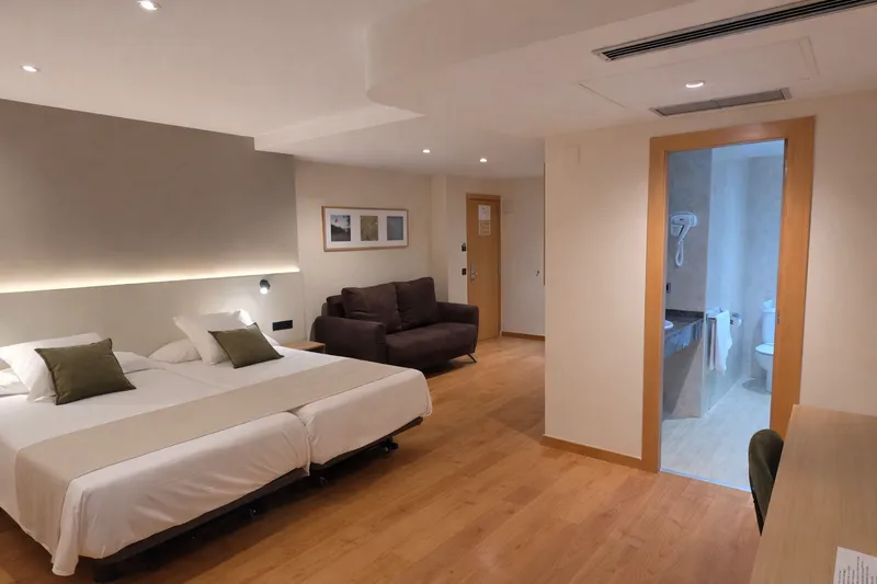 Tanit: Twin room, Twin beds, sofa and open door to the bathroom