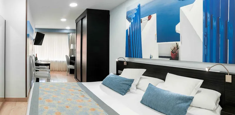 Villa del Mar: Room, Double bed with blue cushions and a desk area