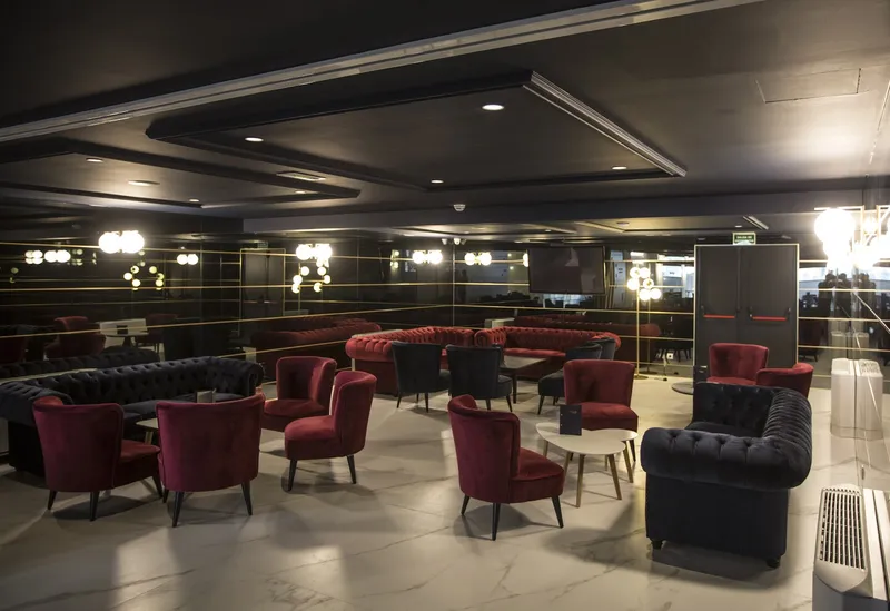 Voramar: Bar lounge, Lounge with red velvet chairs and black sofas