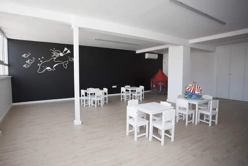 Voramar: Kids' room, Playroom with small white tables and chairs