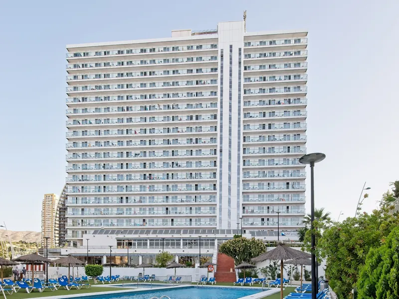 Hotel La Estación tower and pool