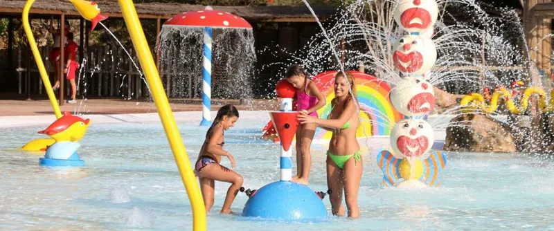 The children's lagoon: Shallow water and fountains for the under-1.20 m crowd