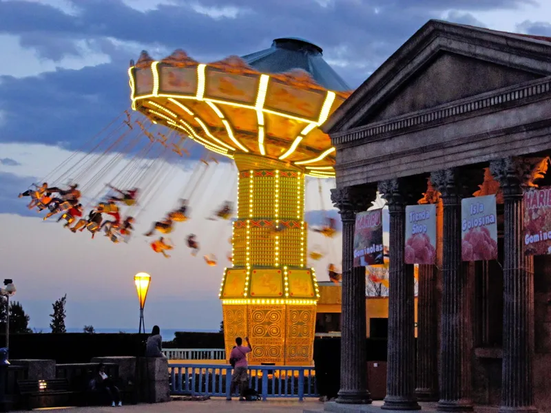 Los Ícaros after dark: The swing ride in Greece: the night openings look like this