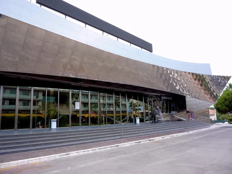 Benidorm Palace's curved metal facade and steps on Avenida Severo Ochoa