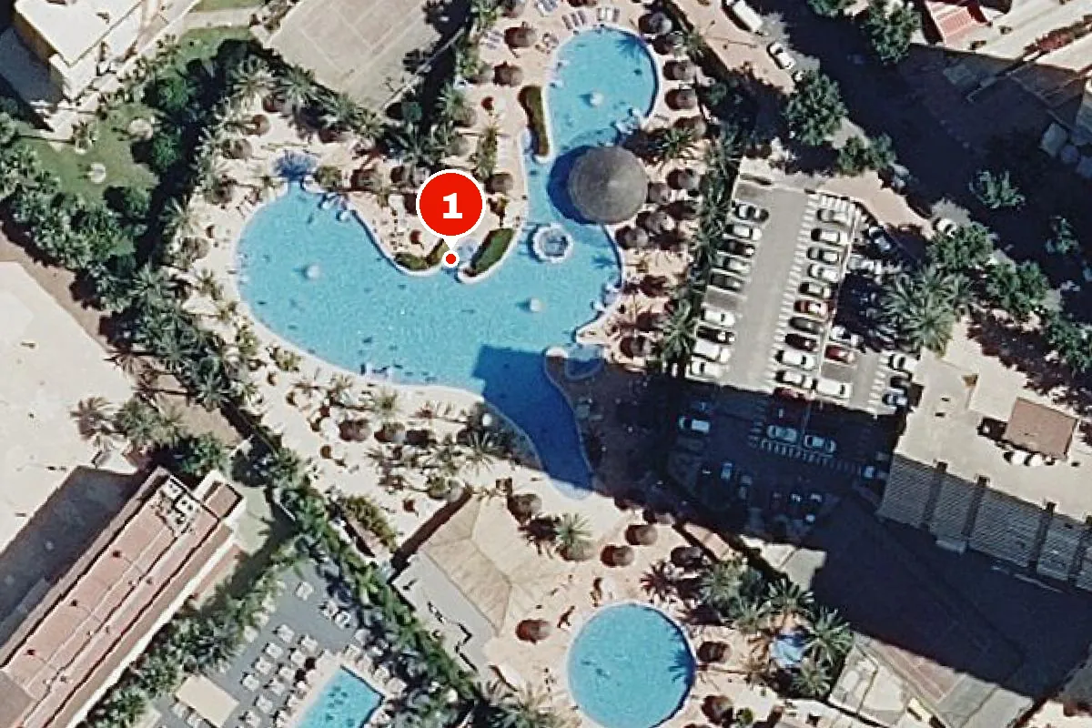 Aerial photo: the lagoon pool and swim-up bar of Sol Pelícanos Ocas, marked 1